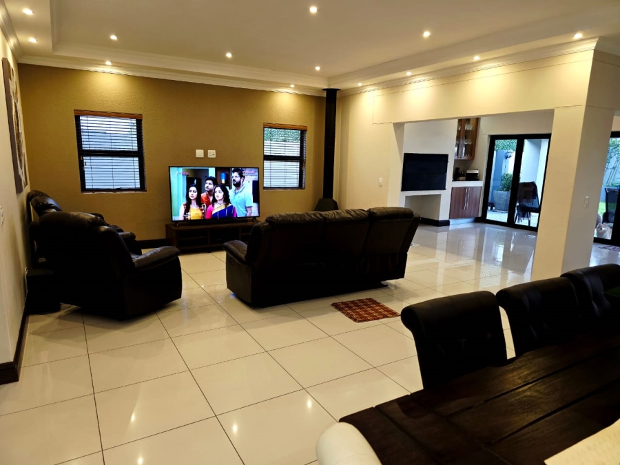6 Bedroom Property for Sale in Sandown Western Cape